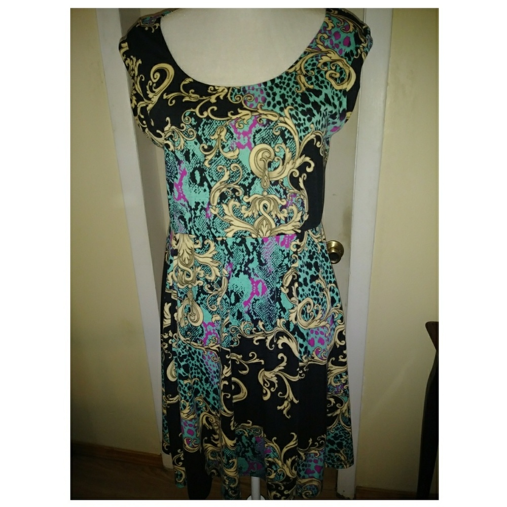 Dress w/ criss cross back detail